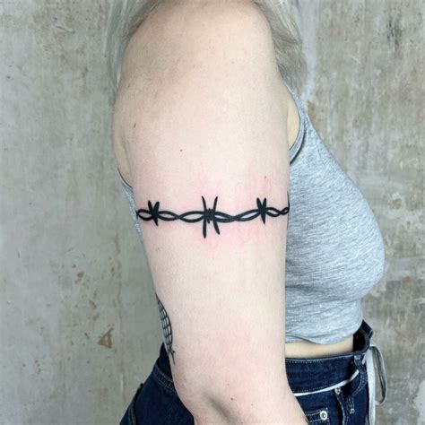 barbed wire finger tattoo|barbed wire tattoos for women.